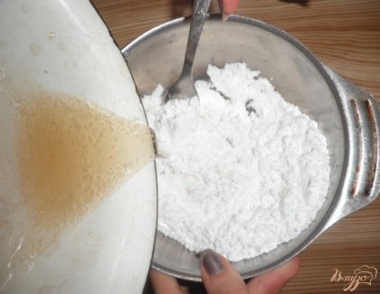 Постепенно вливаем желатин и добавляем сливочное масло(от него мастика не так быстро сохнет) и перемешиваем