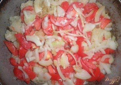Положить на капусту помидоры и лук, залить соусом (взбить венчиком сметану и яйцо). Посыпать сверху натертым сырком