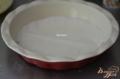 Разогреть духовку до 180 гр. Смазать круглую форму маслом, выложить бумагу для выпечки.