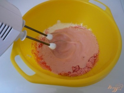 Основной ингредиент этого пирога - сухой кисель. Выбираем его по вкусу, малиновый, ягодный, клюквенный. Соединяю кисель со сметаной, перемешиваю.