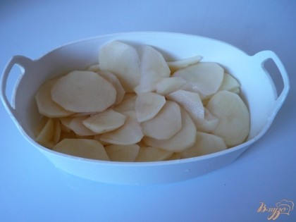 Картофель мою, чищу и нарезаю тоненькими кружочками. Заливаю картофель холодной водой, оставляю на некоторое время.