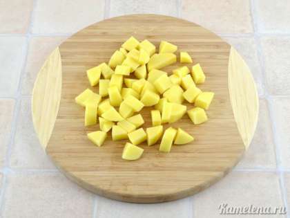 Картофель почистить, порезать небольшими кубиками.