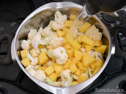 Добавить картофель, цветную капусту, залить кипятком из чайника (так чтобы покрыло овощи).