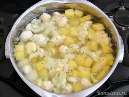 Посолить, поперчить, варить 20-25 минут до мягкости картофеля и капусты.