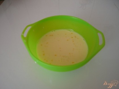 В глубокой миске соединяю молоко и яйцо, добавляю ложку сахара. Перемешиваю.