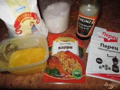 Взять все необходимое для приготовления блюда. Это соевый соус, кетчуп, крахмал, мед, приправа карри, красный и черный молотый перец, соль, растительное масло, чеснок, лук и морковь.