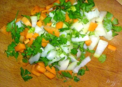 Морковь и лук очистить, нарезать кубиками. Петрушку вымыть и порубить. Смешать лук, морковь и петрушку.