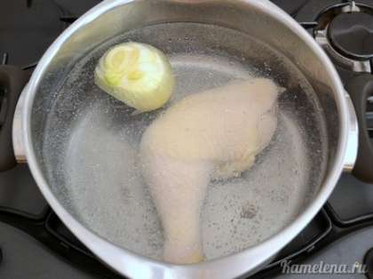 В кастрюлю налить 1,5 л воды, положить окорочок и очищенную луковицу целиком. Варить 30 минут с момента закипания.