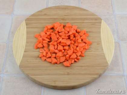 Морковь почистить, порезать небольшими кусочками.