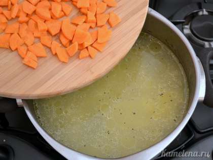 Добавить морковь, варить 15-20 минут, до мягкости овощей.