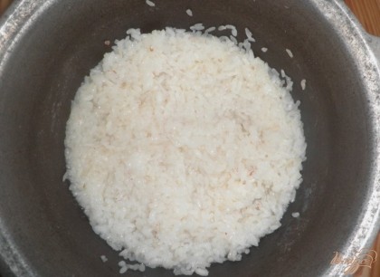 Для фрикаделек нужно отварить полстакана риса до полуготовности