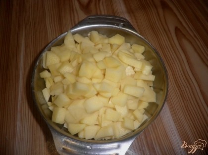 Порезать кубиками картофель