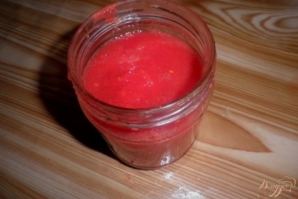 Наполнить пол-литровую банку получившимся томатным соком