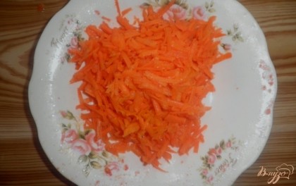 Натереть на крупной терке морковь