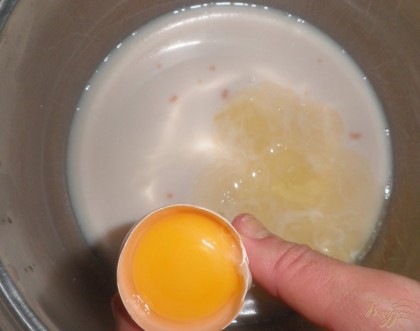 Дрожжи перемешать с 3 столовыми ложками сахара и теплым молком. Оставить опару на 10-15 минут. Добавить яйца (но один желток оставить для смазки пирога, пока поставим его в холодильник). Добавить подсолнечное масло, соль. Постепенно добавляем муку