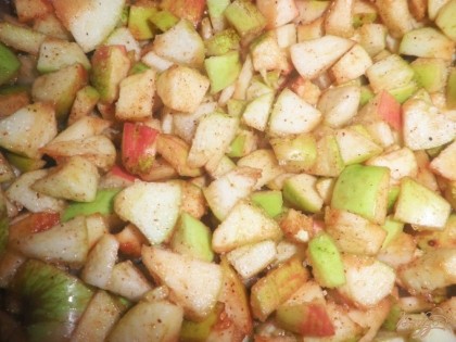 Добавить 2 столовые ложки сахара и корицу по вкусу, перемешать и оставить, чтобы яблоки пустили сок