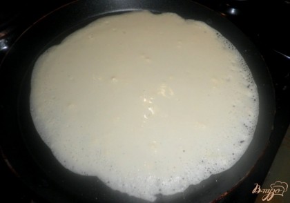 Налить тесто на раскаленную сковородку (на один блин – половина половника)