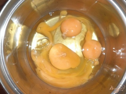 Для его приготовления нужно 4 яйца разбить в кастрюлю