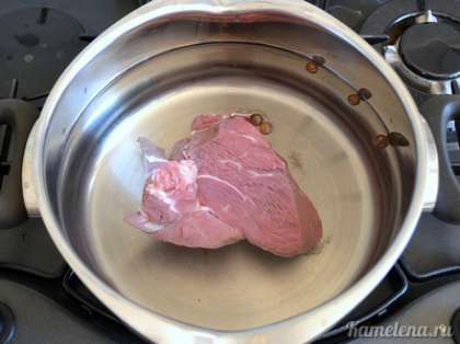 Готовим говяжий бульон. Мясо положить в кастрюлю, залить 1,2 л воды. Посолить, добавить душистый перец горошком. Варить 1-2 часа до полной готовности мяса.