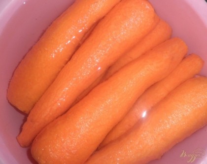 Для начала морковь хорошо моем и чистим