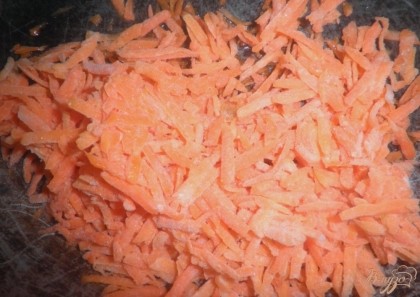 Далее натереть морковь на крупной терке