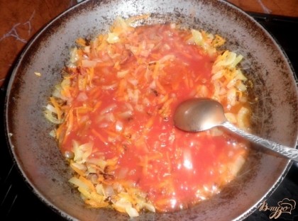 На сковородку налить подсолнечное масло, хорошо его разогреть. Выложить на лук, перец, морковь. Жарить 5-10 минут. После этого добавить стакан томатного сока. Тщательно перемешать