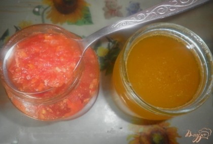 Для маринада нужно перемешать мед и аджику в миске (если мед засахаренный, то его нужно растопить)