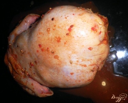 Вымыть курицу, хорошо втереть маринад в мясо. Накрыть пленкой и поставить в холодильник на пару часиков