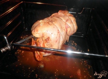 Отправить курицу в нагретую духовку до 200 градусов, под нее поставить противень, на который будет стекать жир. Включить гриль