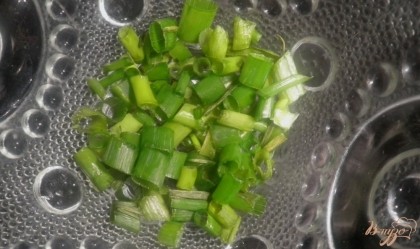 Сначала нужно выбрать круглую салатницу и застлать ее пищевой пленкой. Порезать пучок зеленого лука и поделить на 3 части. 1/3 зеленого лука выложить на дно салатницы, посолить