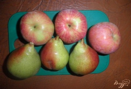 Для начала нужно хорошо вымыть яблоки и груши