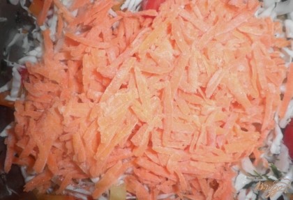 Добавим натертую на терке морковь, соль по вкусу и хорошо перемешаем руками