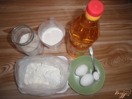 Сначала яйца нужно взбить с сахаром, добавить остальные ингредиенты и вымесить тесто