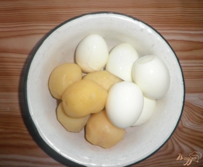 Для приготовления нужно отварить яйца и картофель, почистить