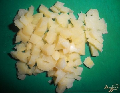 Нарезать картофель кубиками.