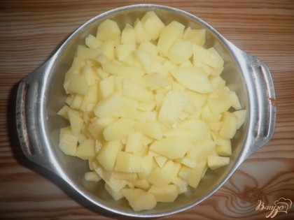 Картофель нарезать кубиками. Морковь потереть на терке, лук порезать  кубиками, перец - соломкой.