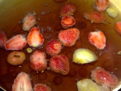 Доведите воду до кипения и всыпьте в нее ягоды и кумкват. А также сахар, доведите до кипения.