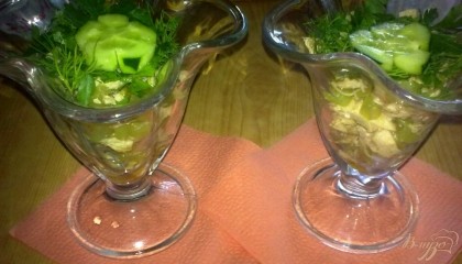Готово! Из огурца вырезать два цветочка. Выложить салат в креманки. Сверху выложить измельченную зелень, а сверху положить цветочки из огурца.