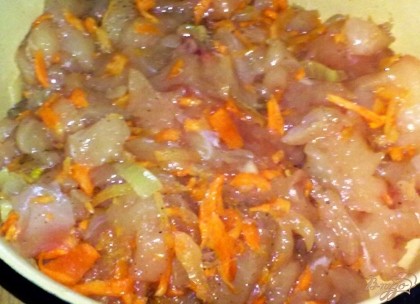 Смешать нарезанное куриное филе с обжаренным луком и морковью, хорошо перемешать. Добавить соль, перец.