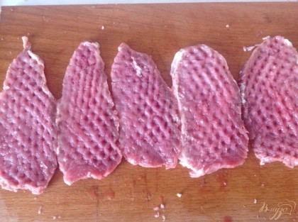 Мясо режем на тоненькие ломтики и отбиваем молоточком для мяса.
