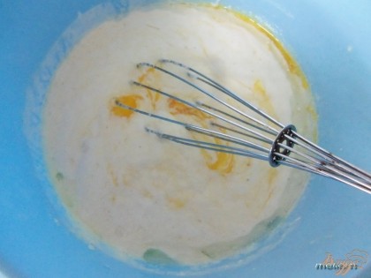К набухшей манки добавить яйца и масло, слегка взбить.