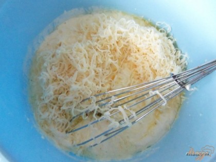 Сыр натереть на мелкой терке.Затем ввести сыр, посолить и постепенно муку, смешанную с разрыхлителем.