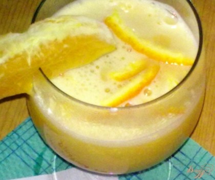 Готово! Крем вылить в бокал или креманку, украсить долькой апельсина и цедрой апельсина, подавайте на стол.