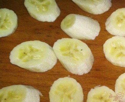 Банан очистить и нарезать крупными кружочками.