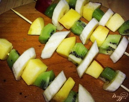 Возьмите деревянные шпажки и надевайте фрукты в следующей последовательности: банан - киви - нектарин.