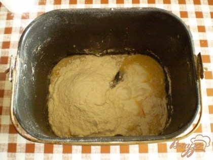 В ведерко хлебопечки складываем сливочное масло растопленное, дрожжи с молоком, яйца, сметану, сахар, ванильный сахар (по желанию), муку. Устанавливаем в хлебопечку ведерко. Режим - сладкий хлеб. Время по умолчанию 2:55.