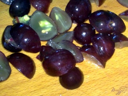 Синий виноград вымыть и разрезать пополам.