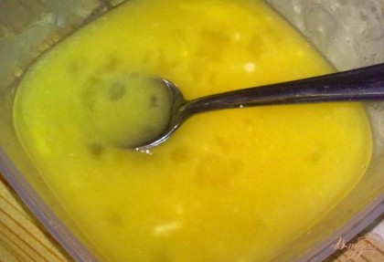 Маргарин размягчить, добавить сахар и ванилин, взбить. Вместо маргарина можно взять масло сливочное или спред. Затем добавить яйцо и еще раз взбить.