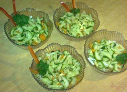 Готово! Выложите слоями в салатники: печень, белок, половина соуса, лук, морковь, соус и огурцы. Украсить перцем и зеленью.