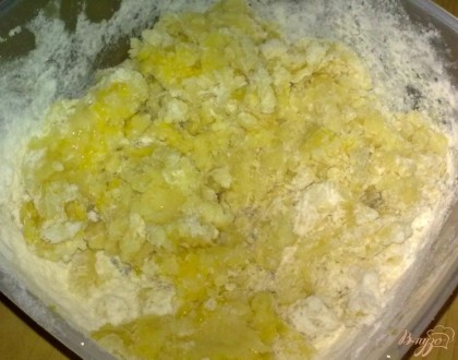 Маргарин размягчить, смешать с сахаром, растереть, добавить яйцо и взбить. Затем добавить муку и разрыхлитель, замесить тесто.
